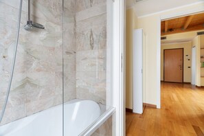 Douche, bidet, serviettes fournies