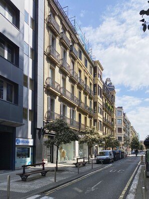 A multi-story building with a mix of architectural styles, including a classical dome and modern balconies. - Ordulari - Basque Stay (San Sebastián)