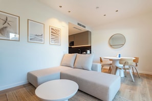 特色公寓, 1 張加大雙人床及 1 張梳化床, 泳池景 | 客廳 | 120 厘米LED 電視連數碼電視頻道