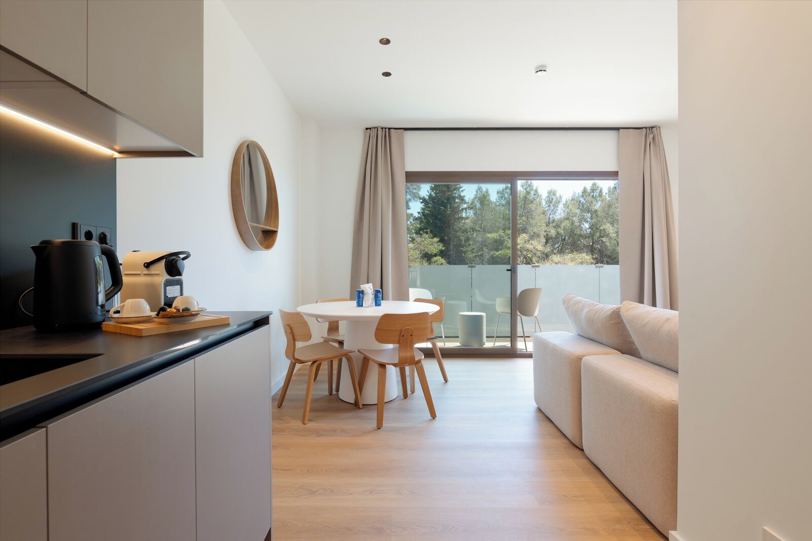 Apartament destacat, 1 llit de matrimoni i sofà llit, vistes a la ciutat | Zona de menjador de l'habitació