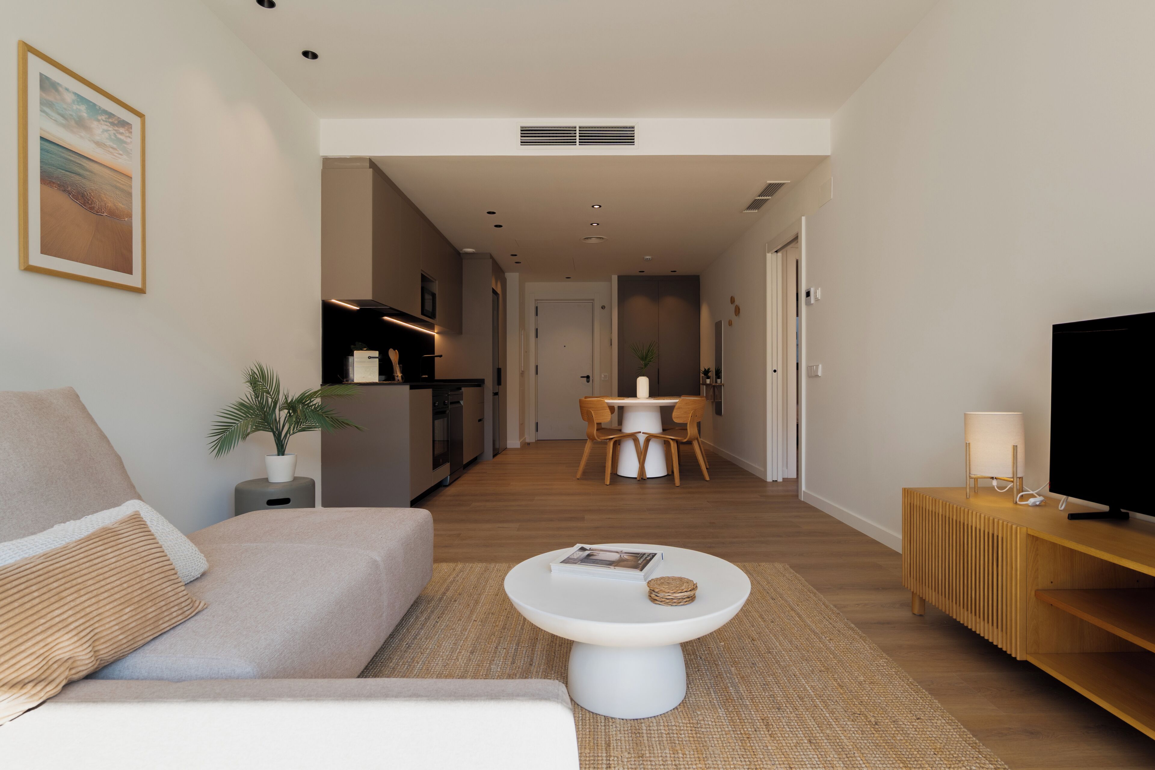 Apartamento Premium, 2 habitaciones, vistas a la piscina | Zona de estar | Televisión LED de 120 cm con canales digitales