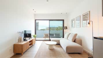 Departamento Premium, 2 habitaciones, vista a la alberca | Área de sala de estar | Televisión LED de 120 cm con canales digitales