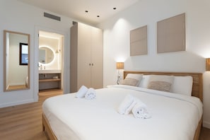 Apartamento com design assinado, 1 cama Queen e sofá-cama, vista para a piscina | Wi-Fi de cortesia, roupa de cama