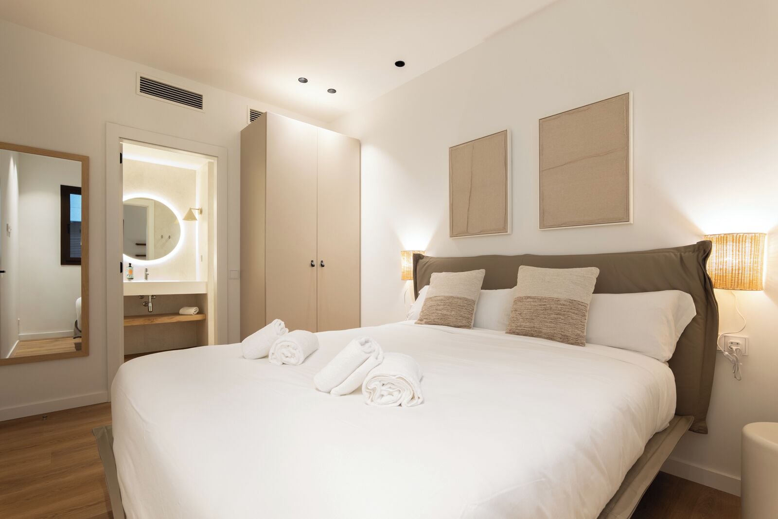 Apartament destacat, 1 llit de matrimoni i sofà llit, vistes a la piscina | Wifi gratuïta i roba de llit 