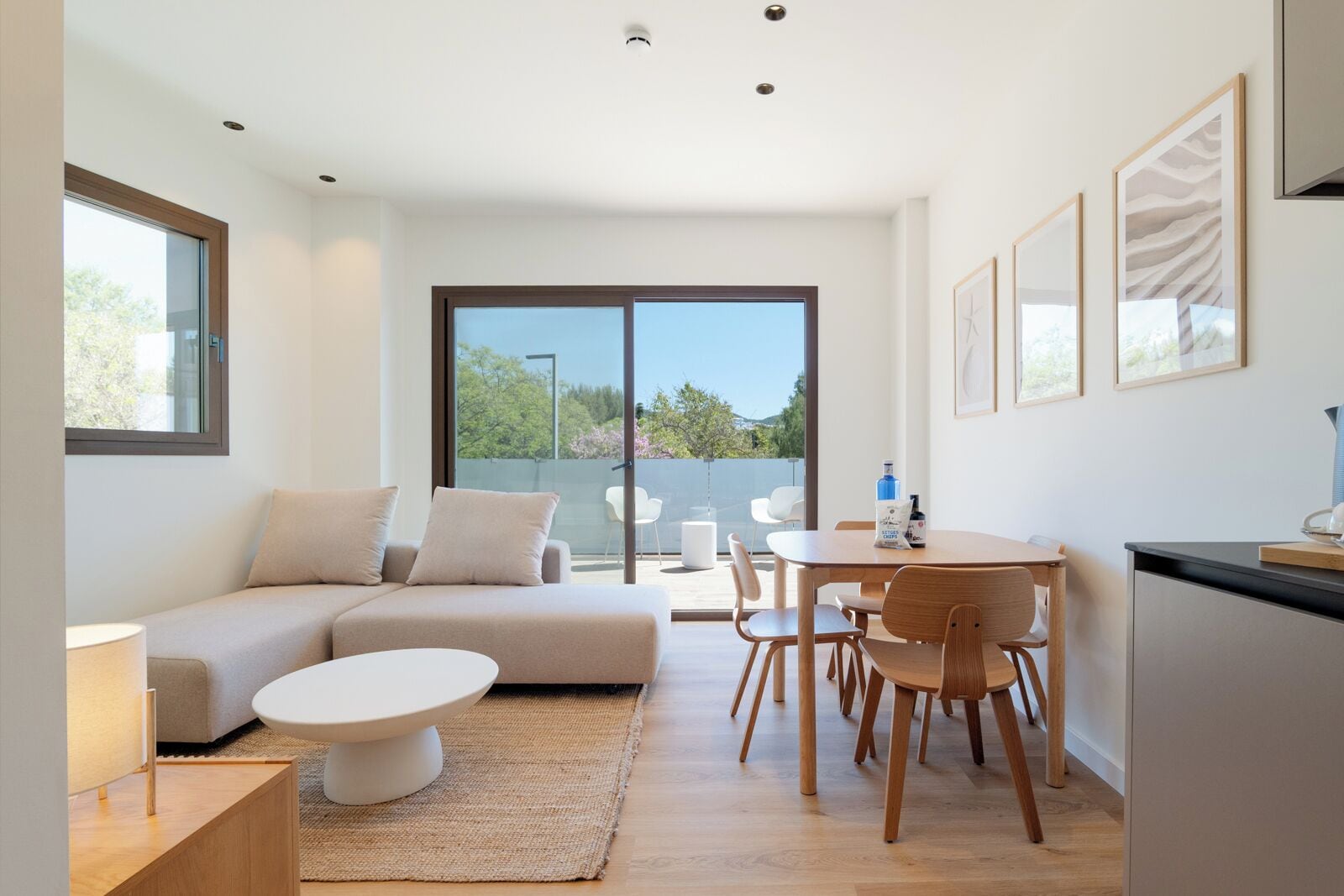 Apartament destacat, 1 llit de matrimoni i sofà llit, vistes a la ciutat | Wifi gratuïta i roba de llit 