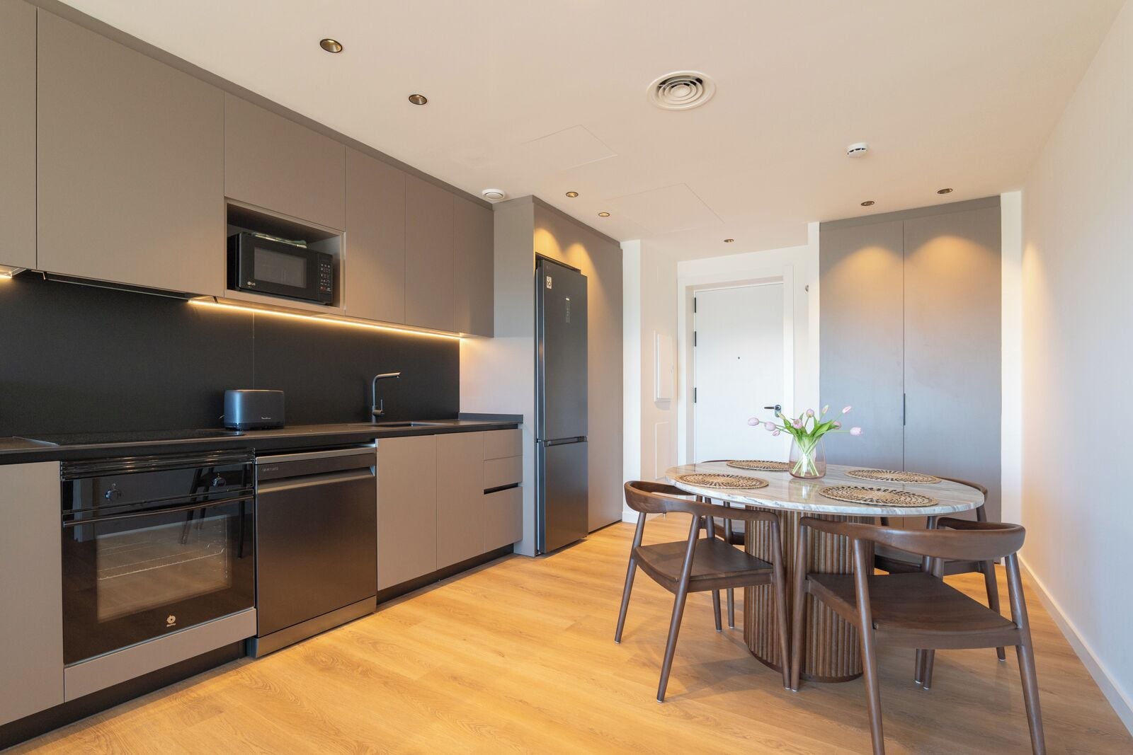 Premium-Apartment, 2 Schlafzimmer, Poolblick | Esszimmer