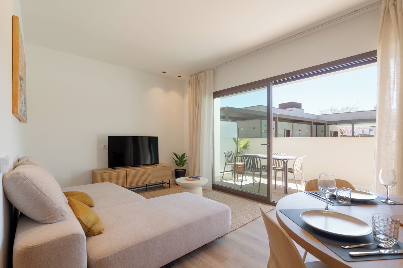 Apartament destacat, 1 llit de matrimoni i sofà llit, vistes a la piscina | Sala d'estar | Televisor LED de 120 cm amb canals digitals 