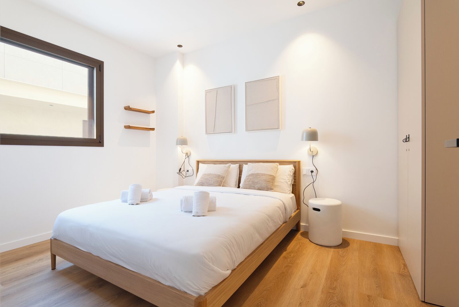 Apartament destacat, 1 llit de matrimoni i sofà llit, vistes a la ciutat | Wifi gratuïta i roba de llit 