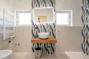 Hair dryer, towels, soap, toilet paper - Ruhiges Apartment in Villa - nur 100 m zum Meer, Garten & privater Parkplatz (Bari)
