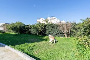 Property grounds - Ruhiges Apartment in Villa - nur 100 m zum Meer, Garten & privater Parkplatz (Bari)