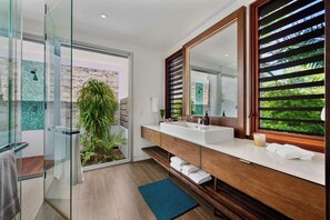 Shower, hair dryer, towels, shampoo - Skyline Villas - Estate (up to 40 Guests) (Providenciales)