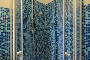 Douche, sèche-cheveux, bidet, serviettes fournies