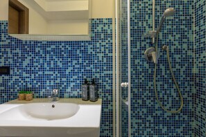 Douche, sèche-cheveux, bidet, serviettes fournies