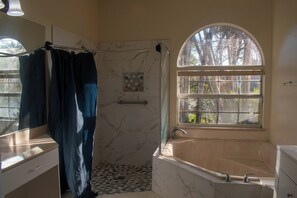 Huis, terras | Badkamer