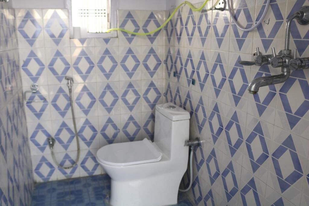 Habitación familiar | Baño | Ducha, artículos de higiene personal gratuitos, toallas y jabón