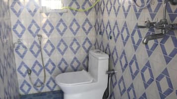 Ducha, artículos de tocador gratuitos, toallas, jabón