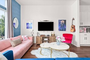 TV, offices - Girls Glam Getaway | Mins from Broadway (Nashville)