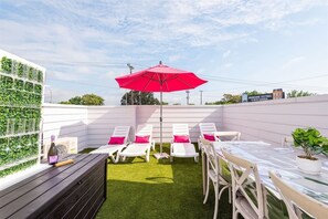 Outdoor dining - Girls Glam Getaway | Mins from Broadway (Nashville)