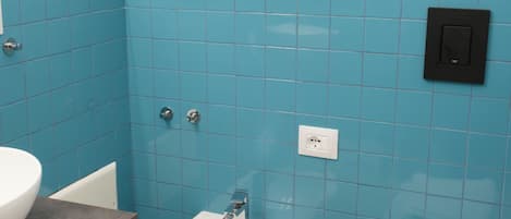 Dusche, Haartrockner, Bidet, HandtĂŒcher