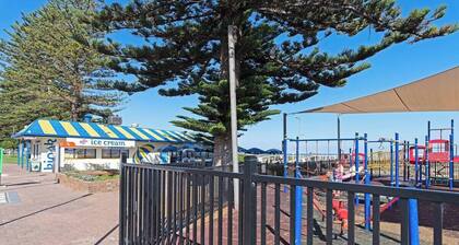Largs Oasis - Beach and Jetty views