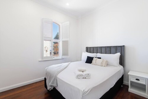 Largs Oasis - Beach and Jetty views