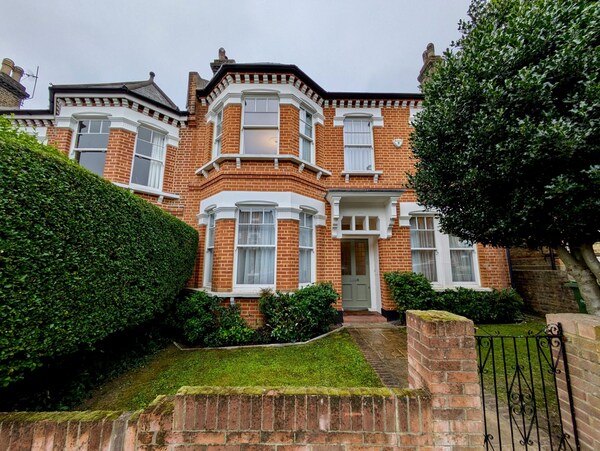 Stunning Family Home In Tulse Hill - London