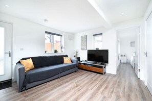 1 bedroom, Internet - Modern Apartment in Enfield With Comfort (Enfield)
