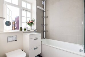 Studio | Internet - Luxury Studio in Heart of Richmond (Richmond)