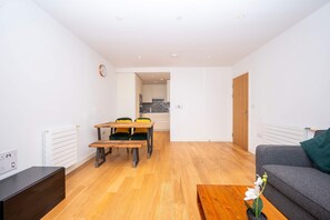 House - Modern Flat in Canning Town (London)