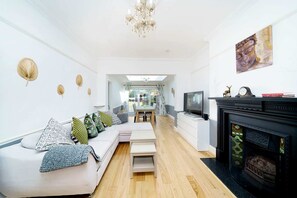3 bedrooms, Internet - Stylish 3-bedroom Bungalow in London (Dagenham)