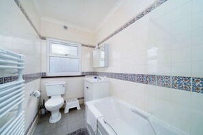 House - Stylish 3-bedroom Bungalow in London (Dagenham)
