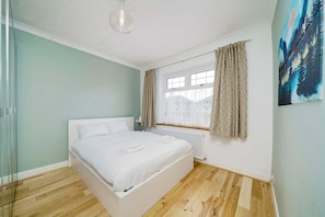 3 bedrooms, Internet - Stylish 3-bedroom Bungalow in London (Dagenham)