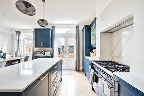 Apartment - Chic House With Free Parking and Private Backyard (Harrow)