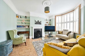 House | 2 bedrooms, Internet - Chic House With Free Parking and Private Backyard (Harrow)