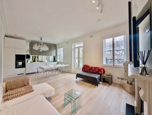 House - Stylish 1 Bed in SW7 With Private Balcony (London)