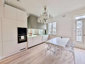 House - Stylish 1 Bed in SW7 With Private Balcony (London)