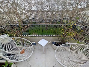 House - Stylish 1 Bed in SW7 With Private Balcony (London)