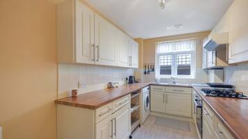 Apartment | 2 bedrooms, desk, Internet