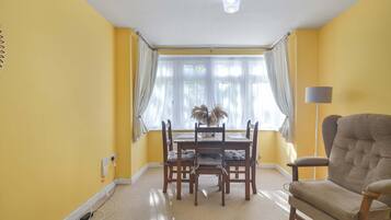 Apartment | 2 bedrooms, desk, Internet