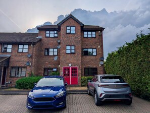 House - Charming and Modern 1-bedroom Flat (Slough)