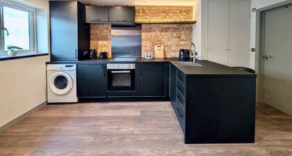Charming Flat With Free Parking in Prime Location