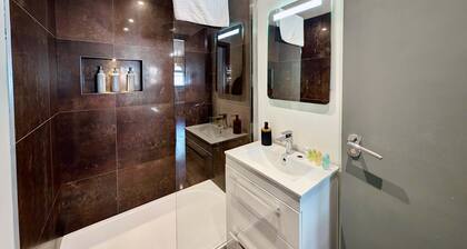 Charming Flat With Free Parking in Prime Location