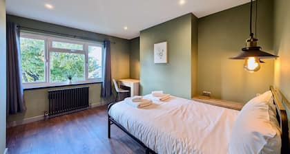 Charming Flat With Free Parking in Prime Location