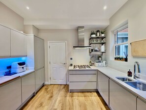 Apartment - Stylish 2 Bed Clapham Flat With Private Patio (London)