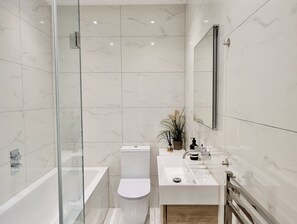 Apartment - Stylish 2 Bed Clapham Flat With Private Patio (London)