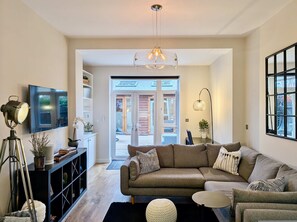 Apartment - Stylish 2 Bed Clapham Flat With Private Patio (London)