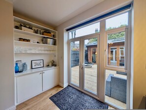 Apartment - Stylish 2 Bed Clapham Flat With Private Patio (London)