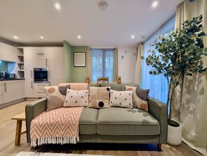House - Modern 2-bed Ground-floor Flat With Private Terrace (London)