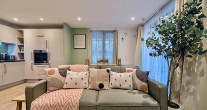 Modern 2-bed Ground-floor Flat With Private Terrace