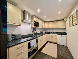 House - Victoria Park Retreat Stylish 2 Bed Flat (London)